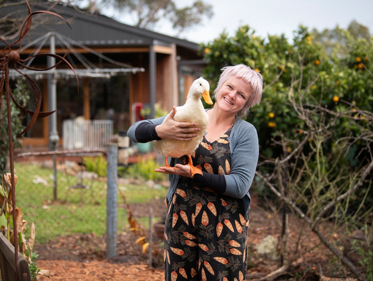 Murray River (Dhungala) artist in residence paddle with Clare James