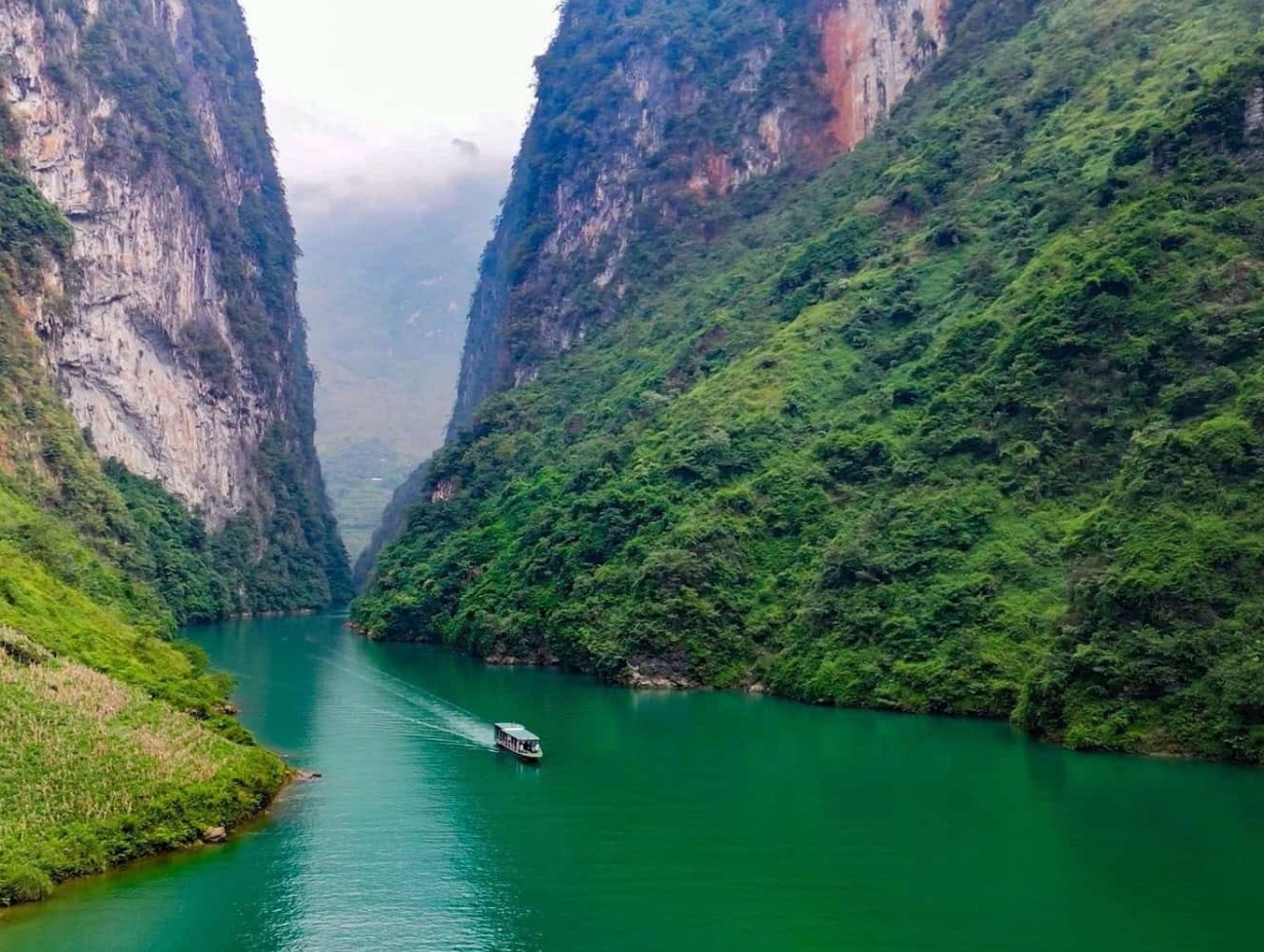 7 Days / 6 Nights - CONQUER HA GIANG LOOP TO BA BE LAKE AND CAO BANG