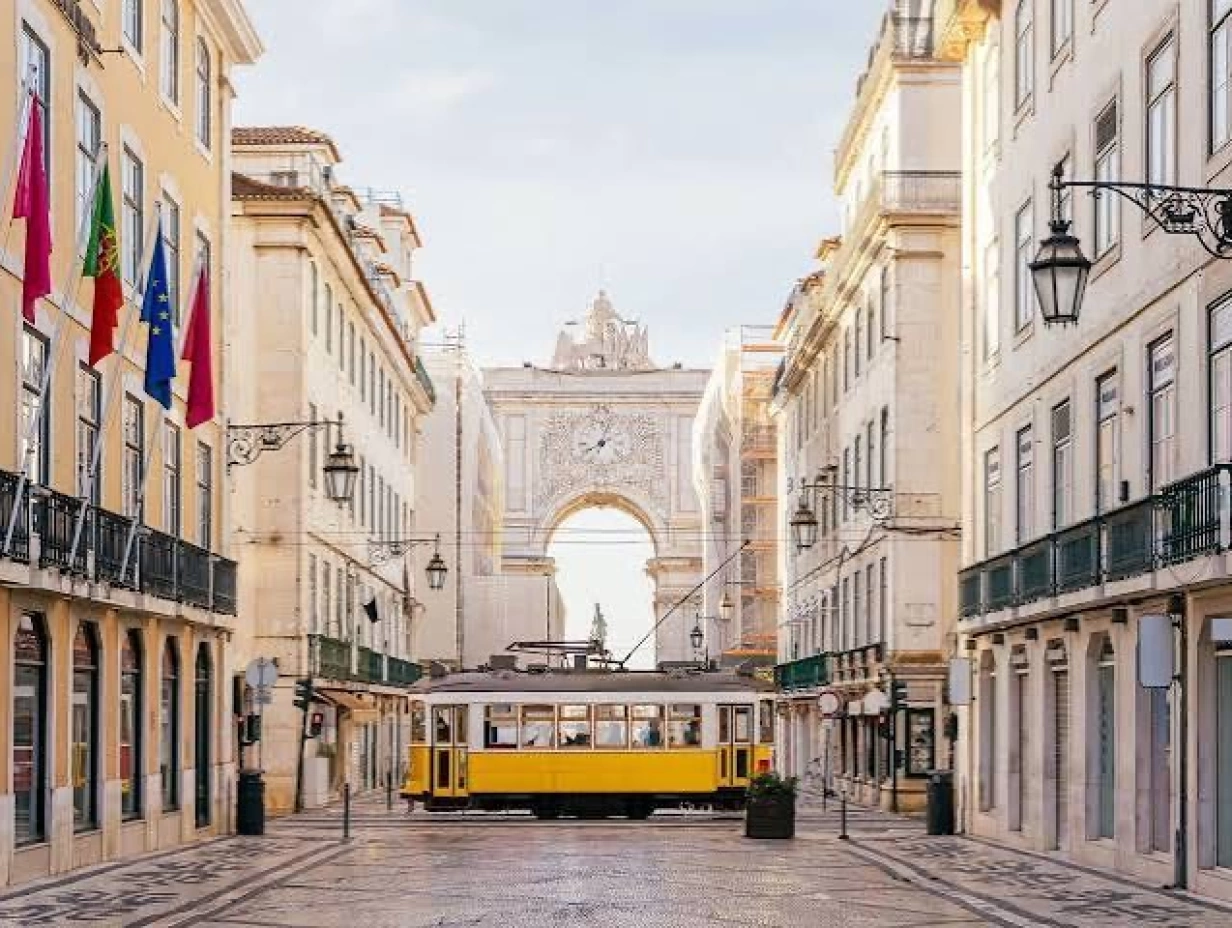 Textile Art with Cas Holmes in Lisbon | 16th to 23rd October 2027